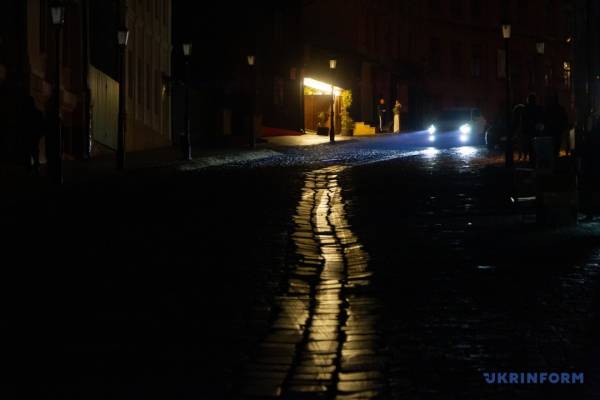 Відключення світла: як це працює 15.11.2025 09:00 Укрінформ Фахівці з енергетики пояснили, чому відключення можуть впроваджуватися не в усіх регіонах, а розклади несподівано змінюватися Вимкнення електроенергії: механізм дії | INFBusiness