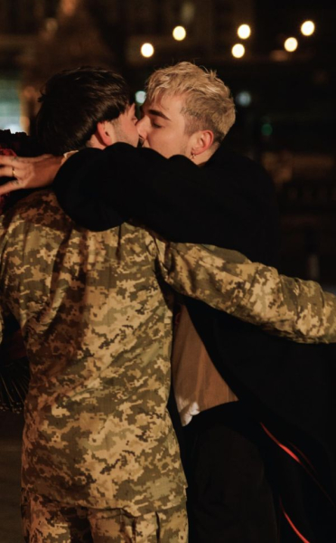 Шокуюче освідчення: Меловін побрався з бійцем ЗСУ на Майдані Незалежності, Київ (фото) | INFBusiness