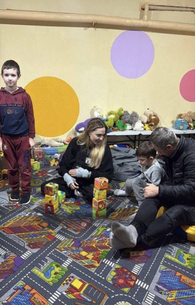 Анджеліна Джолі в захисному спорядженні: зірка завітала до Херсона та потрапила до військкомату (кадри, ролик) | INFBusiness