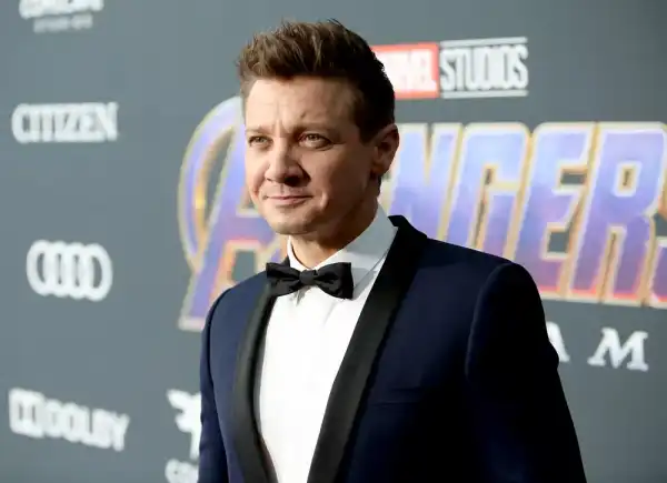 / Зіркові пари Джеремі Реннер відповів на звинувачення колишньої дівчини: "Вона сама переслідувала мене" | INFBusiness