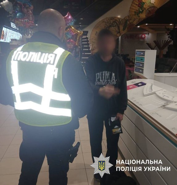 У київському ТРЦ прогримів вибух. Правоохоронці затримали винуватця | Фото: Нацполіція Вибух гранати невідомим у київському ТРЦ "Дрім Таун", – повідомляють у соцмережах (оновлено) | INFBusiness