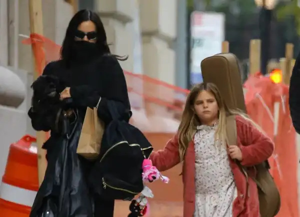 / Папараці Ірина Шейк вигулює собаку у центрі Нью-Йорка | INFBusiness