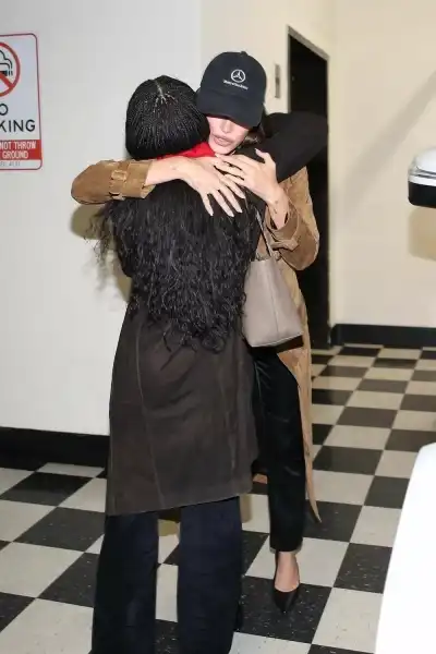 Подруги Хейлі Бібер та Зої Кравіц зустрілися на вечері у Західному Голлівуді | INFBusiness