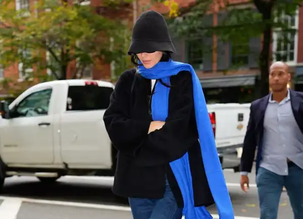 / Новини про зірок Кендалл Дженнер постановки топлес на пляжі. | INFBusiness