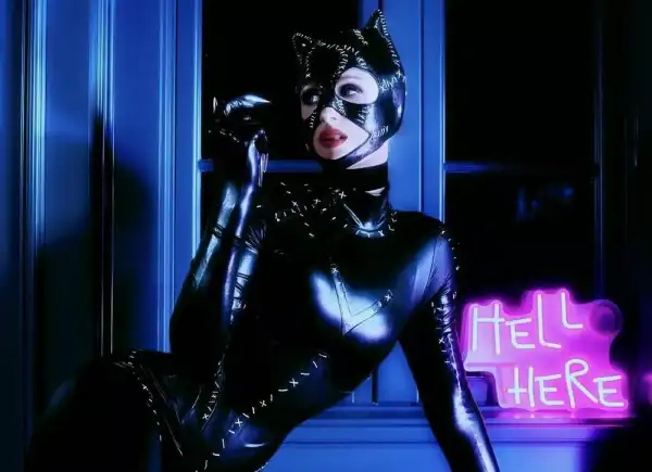 / Папараці Ірина Шейк вигулює собаку у центрі Нью-Йорка | INFBusiness