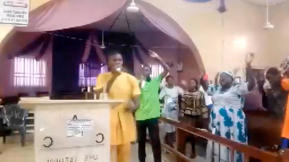 1:50 — Прихожани моляться перед тим, як почути постріли та озброєних людей, які входять до церкви в Еруку, штат Квара, Нігерія, 18 листопада 2025 року, — цей скріншот, взято з відео в соціальних мережах. Соціальні мережі/Соціальні мережі через Reuters. Нападники напали на церкву в Нігерії, вбивши щонайменше двох людей та викравши ще кількох | INFBusiness