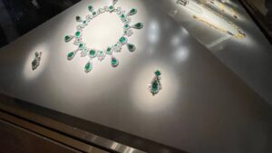 Пограбування коштовностей Лувру: Чоловік, який називає себе двоюрідним братом одного з підозрюваних, висловився, оскільки четверо заарештовано за пограбування | INFBusiness