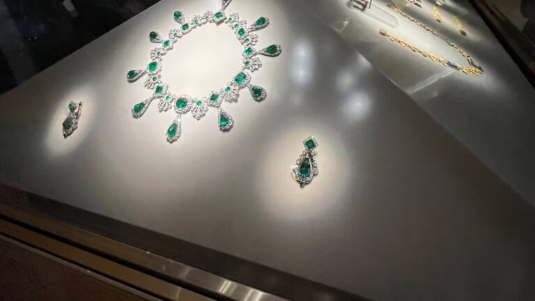 Пограбування коштовностей Лувру: Чоловік, який називає себе двоюрідним братом одного з підозрюваних, висловився, оскільки четверо заарештовано за пограбування