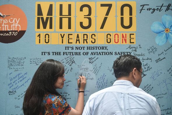 Зліт MH370 залишається найбільшою авіаційною загадкою у світі, але один чоловік стверджує, що бачив, як зниклий Boeing 777 Malaysia Airlines охопив полум'я. Поділитися статтею Поділитися статтею Facebook X LinkedIn Reddit Bluesky Email Копіювати посилання Посилання скопійовано Додати до закладок Коментарі Загадку MH370 «розкрито», «свідок» бачив літак, що горів | INFBusiness
