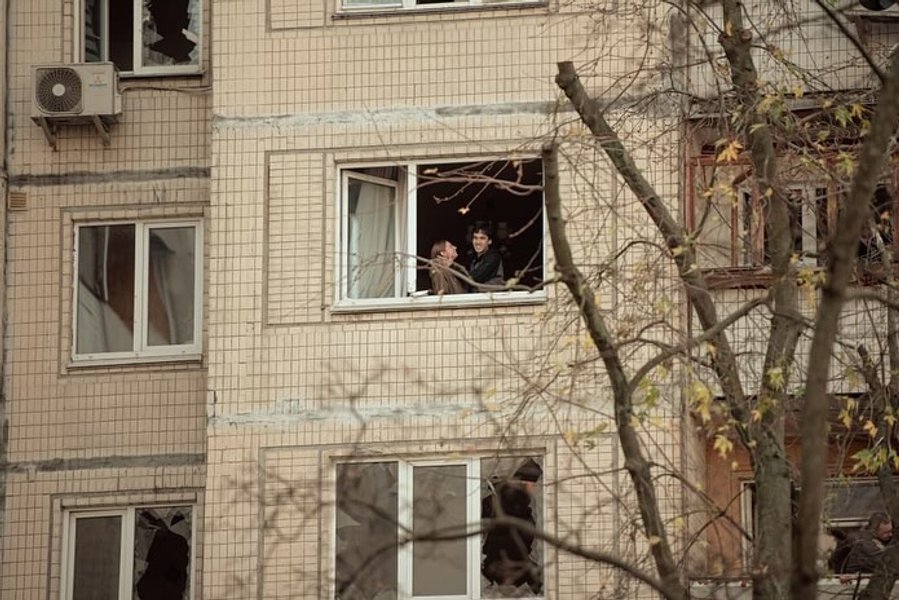 Пара вразила українців міццю духу та відвертими почуттями | Фото: Instagram Поцілунок серед руїн: закохані в обіймах зруйнованого війною дому зворушили інтернет (знімки) | INFBusiness