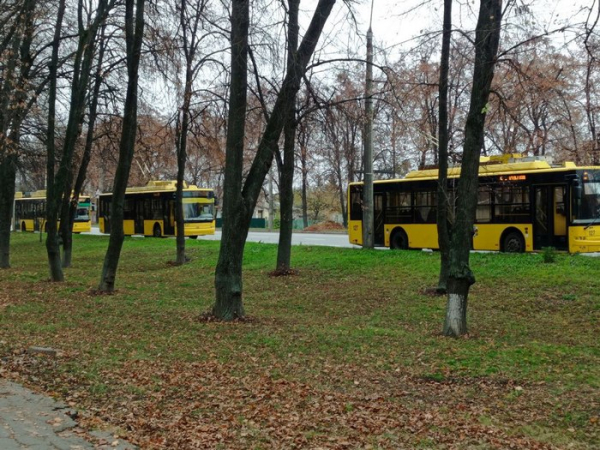 У Полтаві стали тролейбуси Пішки коліями до станції: ракетні удари та відключення електроенергії знерухомили Полтавщину. | INFBusiness