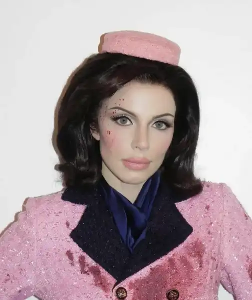 Зірковий Хелловін: напівоголена Ірина Шейк, жінка-кішка Періс Хілтон та Маколей Калкін у костюмі унітазу | INFBusiness