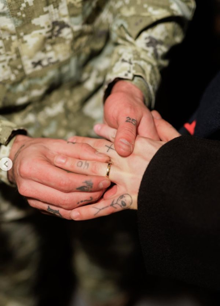 Шокуюче освідчення: Меловін побрався з бійцем ЗСУ на Майдані Незалежності, Київ (фото) | INFBusiness