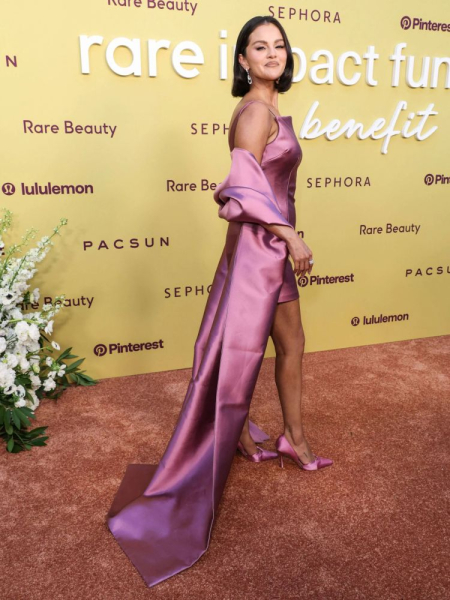 Селена Гомес, якій 33 роки, продовжує радіти життю, особливо тому, що останнім часом ніхто не викликає в неї роздратування запізненням на різні світські події. Селена Гомес вразила своїм образом на добродійному заході | INFBusiness