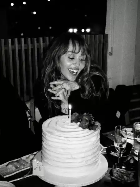 Майлі Сайрус по-сімейному відзначила 33-річчя | INFBusiness