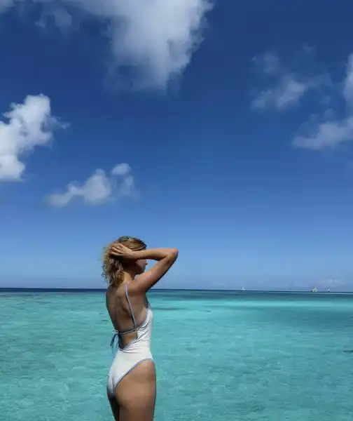 Саша Бортич продемонструвала постать на відпочинку з коханим | INFBusiness