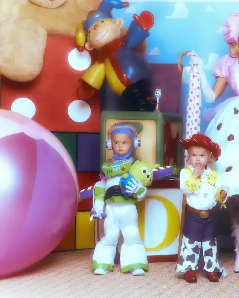 Зірковий Хелловін: напівоголена Ірина Шейк, жінка-кішка Періс Хілтон та Маколей Калкін у костюмі унітазу | INFBusiness