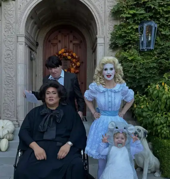 Зірковий Хелловін: напівоголена Ірина Шейк, жінка-кішка Періс Хілтон та Маколей Калкін у костюмі унітазу | INFBusiness