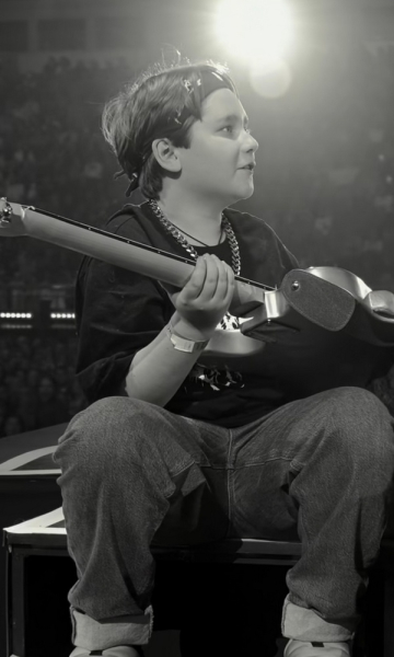 Підліток був приємно вражений подарунком артиста "Дідуся, міста, гітари більше немає": відомий музикант не стримав сліз на виступі (знімки) | INFBusiness