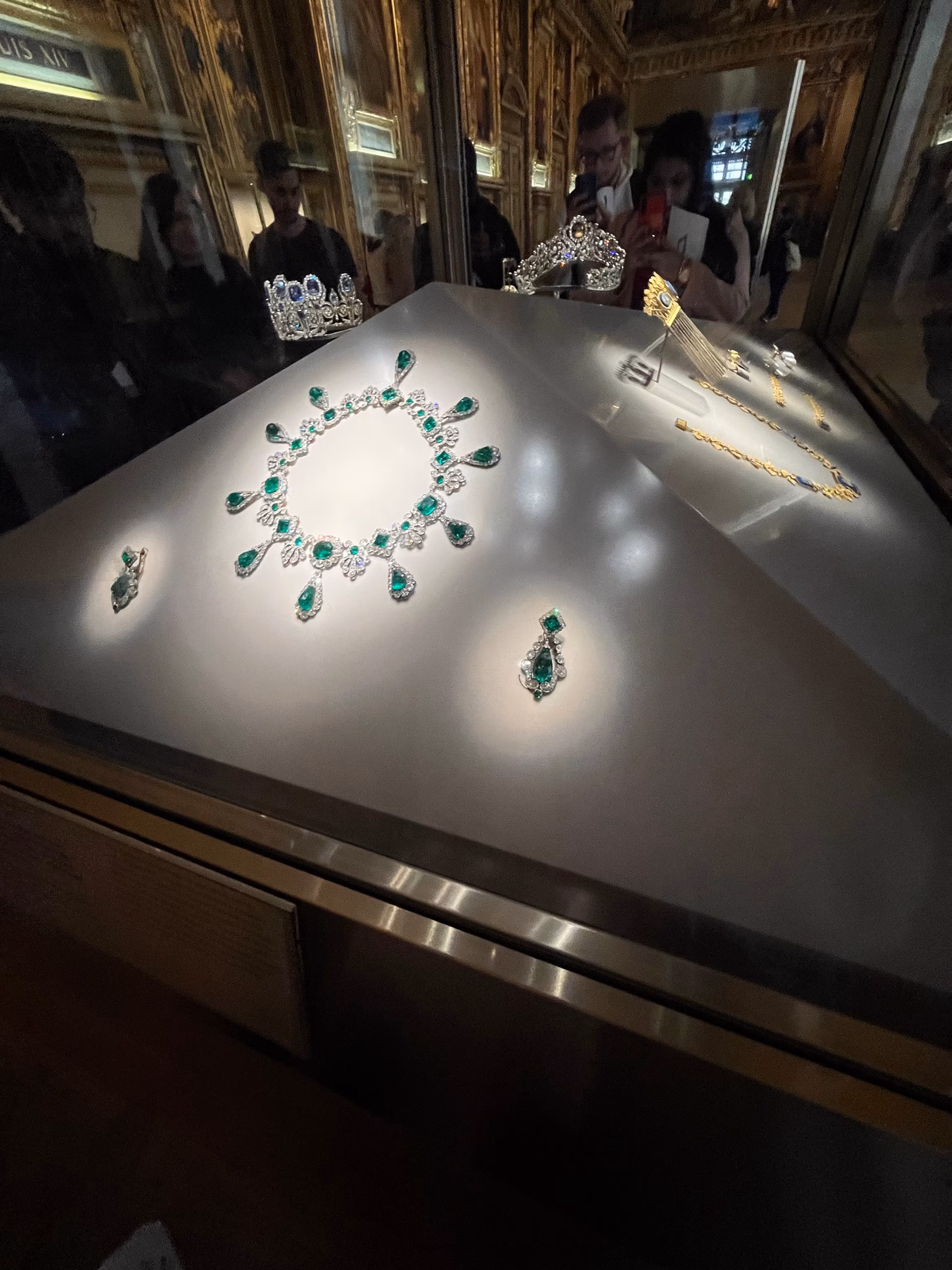 Пограбування коштовностей Лувру: Чоловік, який називає себе двоюрідним братом одного з підозрюваних, висловився, оскільки четверо заарештовано за пограбування | INFBusiness