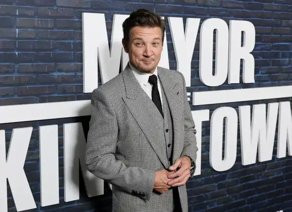 Джеремі Реннер відповів на звинувачення колишньої дівчини: “Вона сама переслідувала мене”