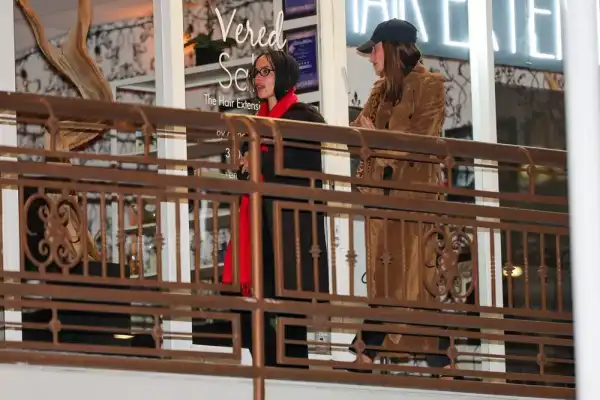 Подруги Хейлі Бібер та Зої Кравіц зустрілися на вечері у Західному Голлівуді | INFBusiness