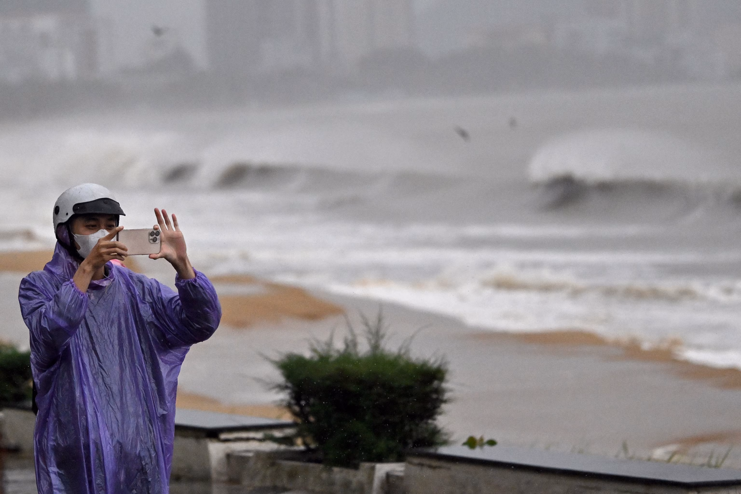Смертельний тайфун Калмаегі досяг берегів В'єтнаму після руйнівного проходження шторму через Філіппіни | INFBusiness