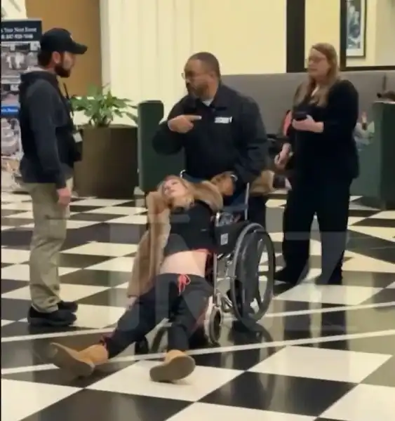 Зірку "Американського пирога" Тару Рід госпіталізували: вона стверджує, що її отруїли | INFBusiness