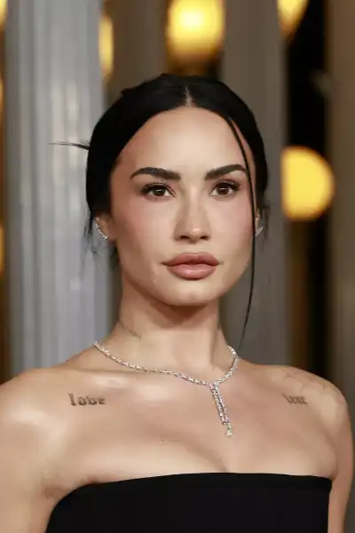 / Світська хроніка Сальма Хайєк, Періс Хілтон, Демі Мур в прозорому на LACMA Art+Film Gala 2025 | INFBusiness