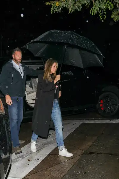 / Зіркові пари Дженніфер Еністон та Джим Кертіс вирушили на подвійне побачення під дощем | INFBusiness