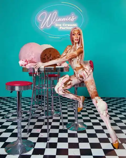 Зірковий Хелловін: напівоголена Ірина Шейк, жінка-кішка Періс Хілтон та Маколей Калкін у костюмі унітазу | INFBusiness