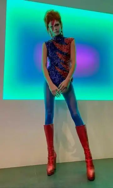 Зірковий Хелловін: напівоголена Ірина Шейк, жінка-кішка Періс Хілтон та Маколей Калкін у костюмі унітазу | INFBusiness