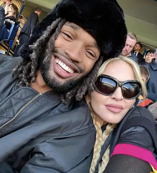 Американська виконавиця Мадонна, котра в серпні зустріла 67-річчя, повідомила про заручини зі своїм молодим обранцем. Гравець у футбол Акім Морріс молодший за свою майбутню дружину на 37 років. Любові всі роки підвладні: Мадонна бере шлюб з коханим, молодшим на 37 років | INFBusiness