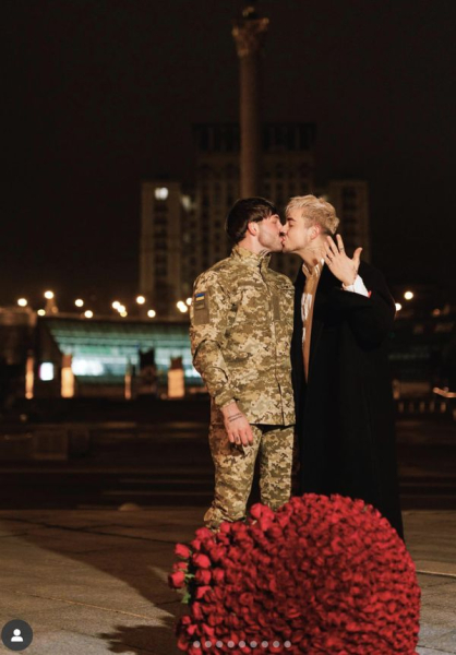 Шокуюче освідчення: Меловін побрався з бійцем ЗСУ на Майдані Незалежності, Київ (фото) | INFBusiness