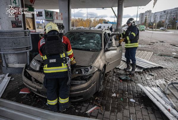 Після нічної масованої атаки на Україну, вдень 30 жовтня російські війська завдали удару бойовим дроном по автозаправній станції в місті Суми. Внаслідок обстрілу пошкоджено транспортні засоби, є травмовані. У Сумах дрон поцілив в автозаправку: вражаючі фото руйнувань | INFBusiness