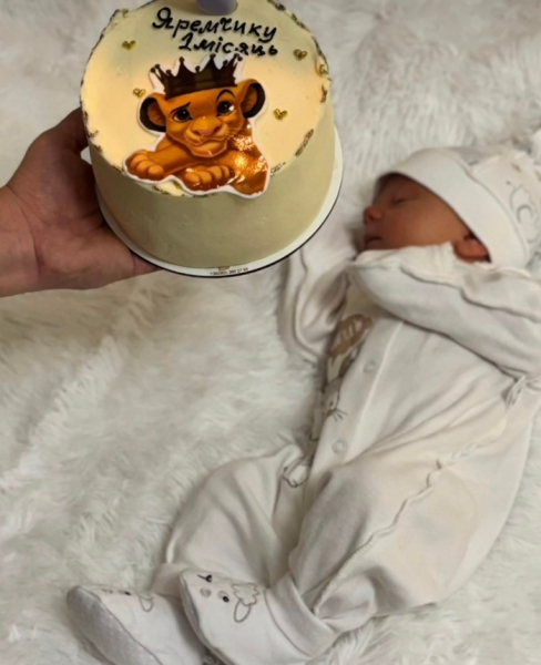 Знаменита артистка, супутниця життя актора і воїна Володимира Ращука, Вікторія Білан, яка нещодавно народила дитину, зворушила сердечним відео. На власній сторінці в соцмережі Вікторія звернулася до сина Яреми, якому виповнився місяць. Варто зазначити, актор Театру імені Лесі Українки Володимир Ращук перебуває в рядах Збройних Сил України з початку повномасштабної агресії. В родини вже є спільна донька, яка навчається в театральному виші. Серце розбите: Зіркова акторка приголомшила посланням сину. | INFBusiness