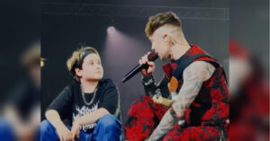 "Дідуся, міста, гітари більше немає": відомий музикант не стримав сліз на виступі (знімки) | INFBusiness