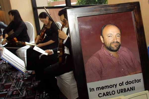 Пасажири трамвая в Гонконзі під час епідемії SARS. (Зображення: Крістіан Кінан через Getty Images) КОРОТКІ ФАКТИ Історія науки: «Нульовий пацієнт» захворів на SARS, старшого родича COVID — 16 листопада 2002 року | INFBusiness