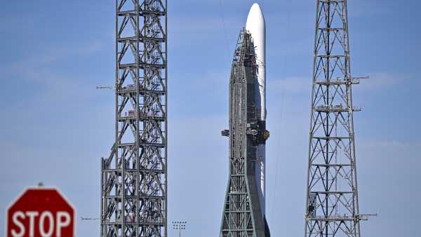 Сканування мозку людей після того, як вони провели цілу ніч, показує закономірності кровотоку (червоний) та спинномозкової рідини (синій), які зазвичай характерні для фази швидкого сну. (Зображення: Zinong Yang) Дослідження показує, чому мозок «відключається», коли ви виснажені | INFBusiness