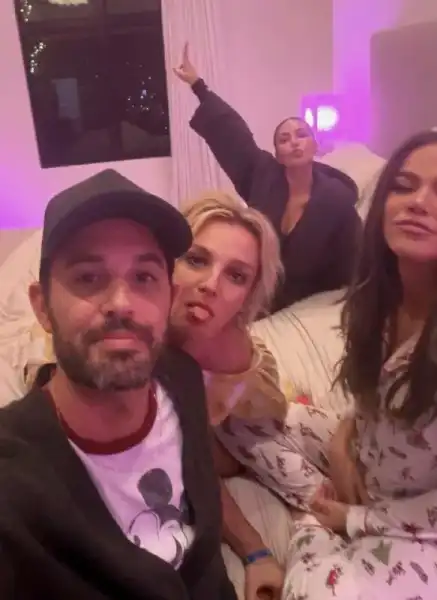 / Новини про зірок Брітні Спірс повеселилася на піжамній вечірці із сестрами Кардаш'ян | INFBusiness