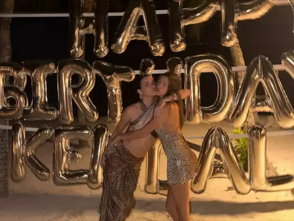 Хейлі Бібер пристрасно поцілувала чоловіка на дні народження Кендал Дженнер | INFBusiness