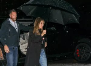 Дженніфер Еністон та Джим Кертіс вирушили на подвійне побачення під дощем | INFBusiness