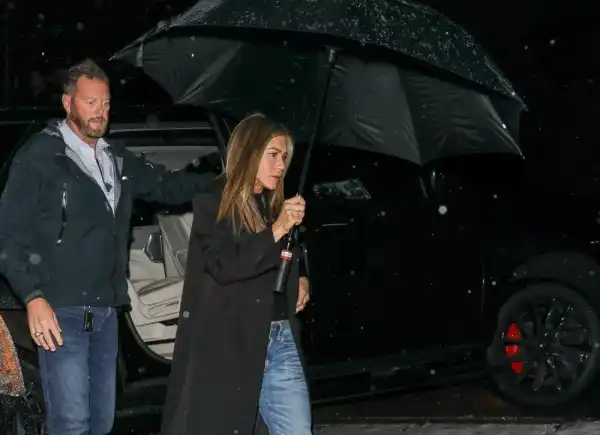 Дженніфер Еністон та Джим Кертіс вирушили на подвійне побачення під дощем