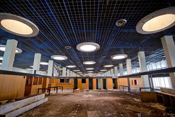 Моторошний покинутий аеропорт, який застиг у часі на 50 років | INFBusiness