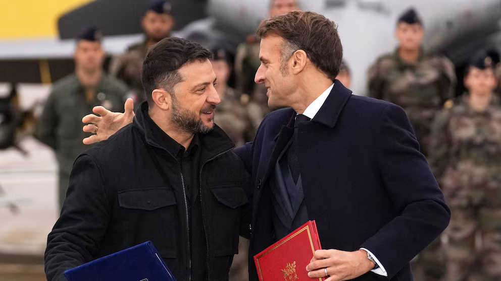 5:43 Президент Франції Еммануель Макрон та президент України Володимир Зеленський обіймаються після підписання угоди на авіабазі Віллакубле у Велізі-Віллакубле, поблизу Парижа, 17 листопада 2025 року. Крістоф Ена/POOL/AFP via Getty Images Париж заявив, що Україна та Франція підписали угоду про постачання літаків та систем протиракетної оборони | INFBusiness