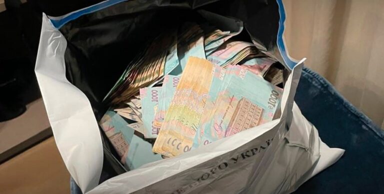 Нелегка ноша: скарги причетного до енергокорупції на важкі пакунки з грошима, здобутими злочинним шляхом.