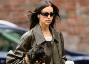 Ірина Шейк вигулює собаку у центрі Нью-Йорка | INFBusiness