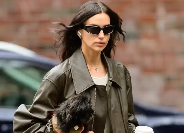 Ірина Шейк вигулює собаку у центрі Нью-Йорка