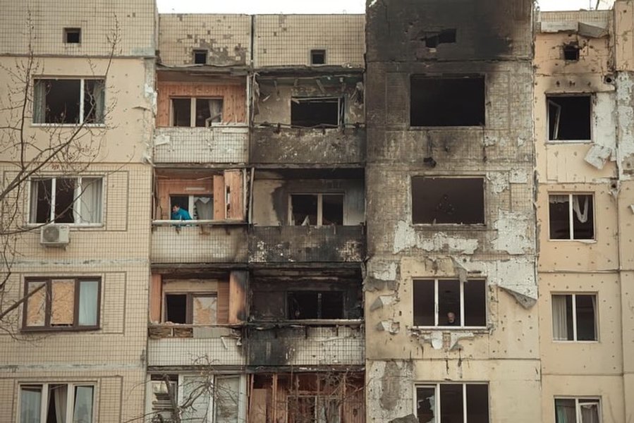 Пара вразила українців міццю духу та відвертими почуттями | Фото: Instagram Поцілунок серед руїн: закохані в обіймах зруйнованого війною дому зворушили інтернет (знімки) | INFBusiness