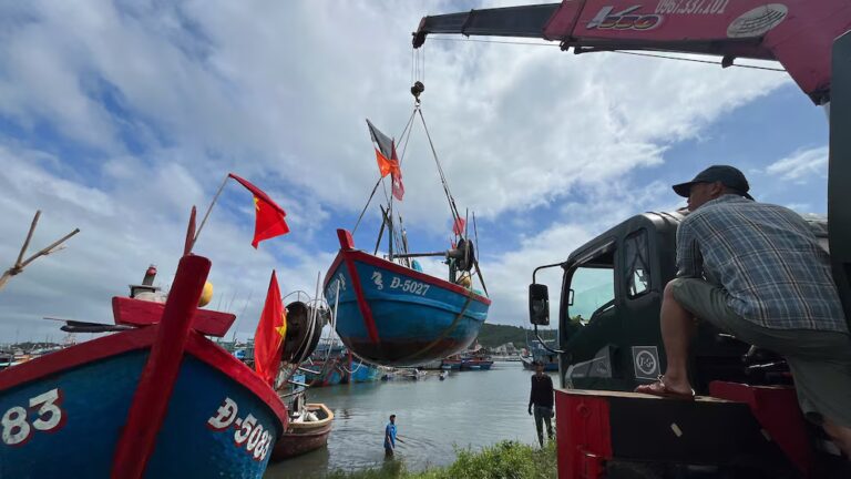 Смертельний тайфун Калмаегі досяг берегів В'єтнаму після руйнівного проходження шторму через Філіппіни